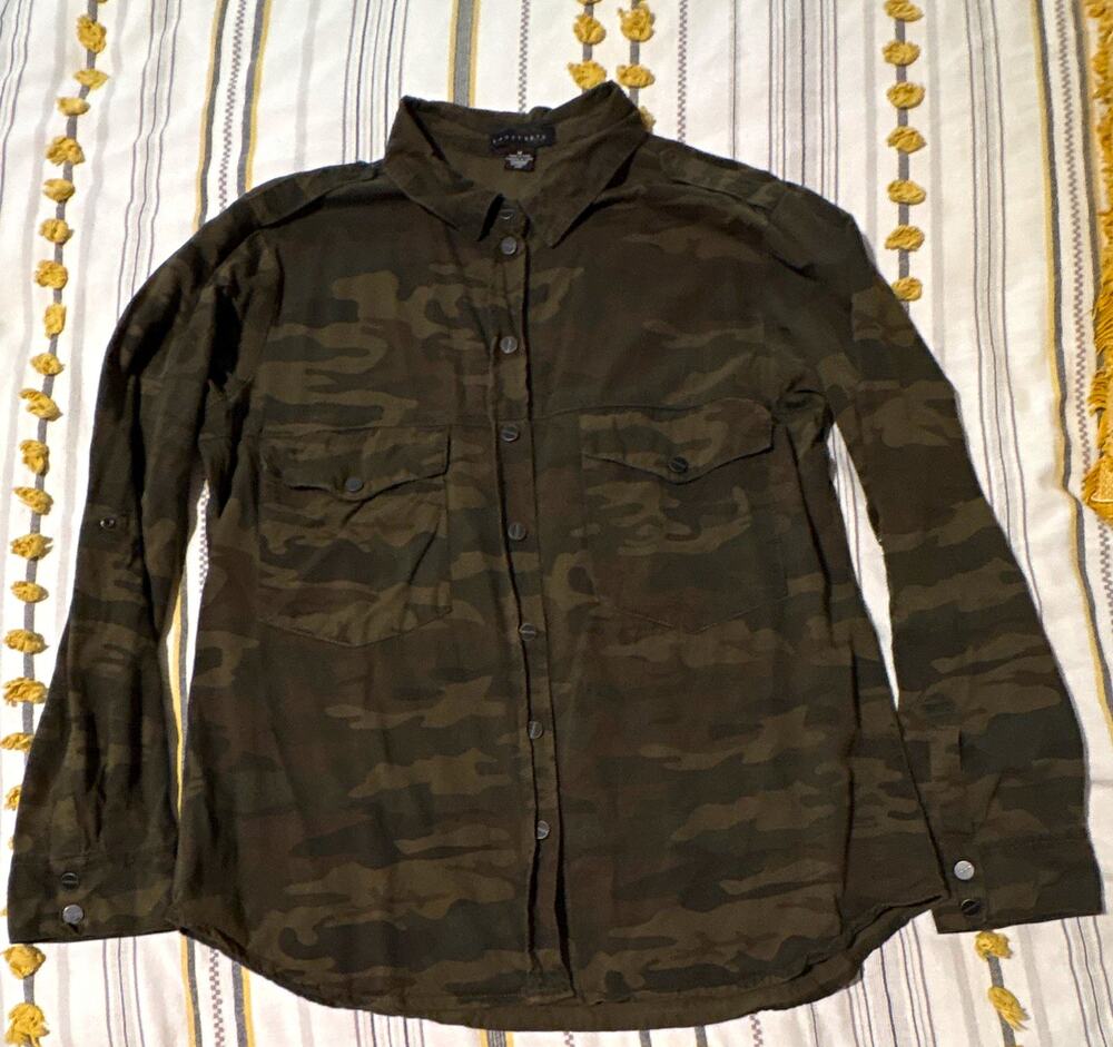 Sanctuary Women’s M Green Camouflage Button-Up Boyfriend Shirt Long Sleeve Rayon